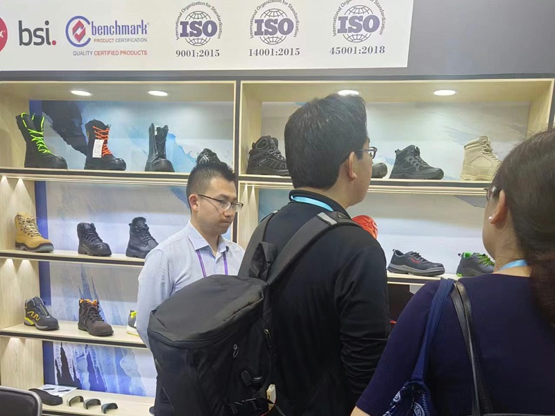 展會進行時|百華鞋業(yè)亮相第135屆中國進出口商品交易會（廣交會）三期，展會現場人氣爆棚！