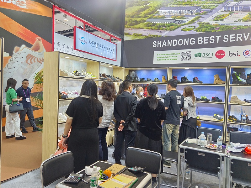 展會進行時|百華鞋業(yè)亮相第135屆中國進出口商品交易會（廣交會）三期，展會現場人氣爆棚！