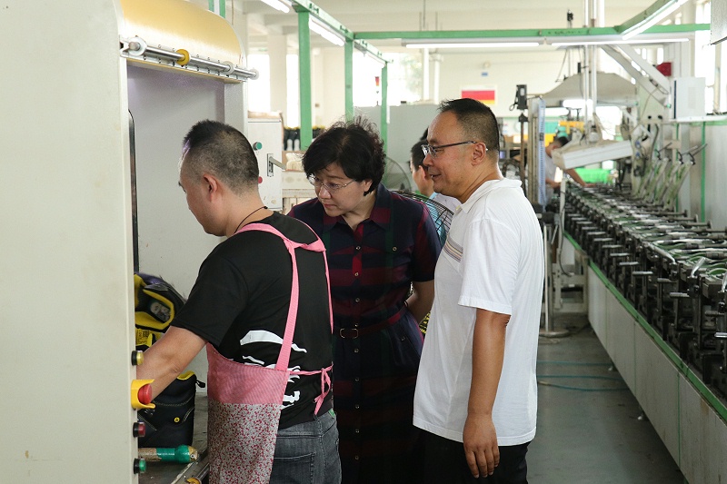 臨沂市工信局黨組書記、局長王林艷一行蒞臨百華鞋業(yè)調(diào)研指導(dǎo)