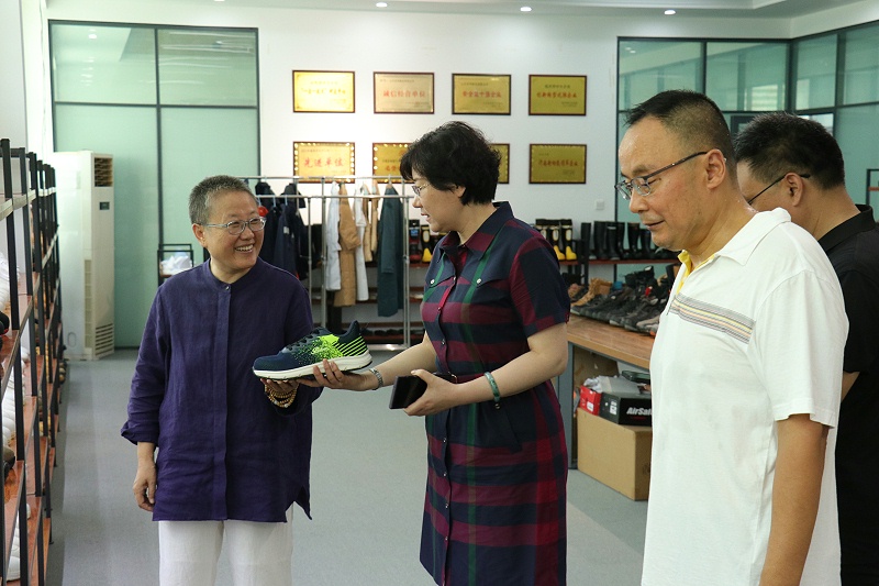 臨沂市工信局黨組書記、局長王林艷一行蒞臨百華鞋業(yè)調(diào)研指導(dǎo)