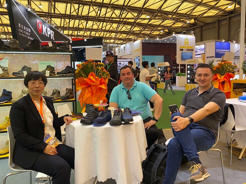 第106屆中國(guó)勞動(dòng)保護(hù)用品交易會(huì)現(xiàn)場(chǎng)來(lái) 了，百華鞋業(yè)展會(huì)現(xiàn)場(chǎng)人氣爆棚！