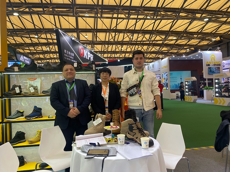 第106屆中國(guó)勞動(dòng)保護(hù)用品交易會(huì)現(xiàn)場(chǎng)來(lái) 了，百華鞋業(yè)展會(huì)現(xiàn)場(chǎng)人氣爆棚！