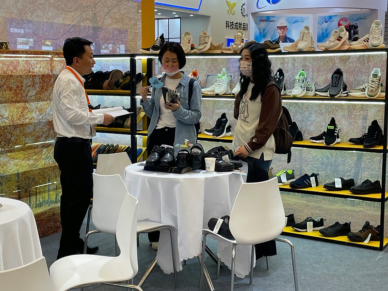 第106屆中國(guó)勞動(dòng)保護(hù)用品交易會(huì)現(xiàn)場(chǎng)來(lái) 了，百華鞋業(yè)展會(huì)現(xiàn)場(chǎng)人氣爆棚！