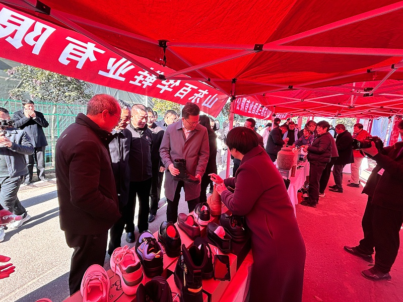 百華鞋業(yè)受邀參加“首屆中國諸葛亮杯若鯉大賽”暨名優(yōu)特產(chǎn)展覽會活動！