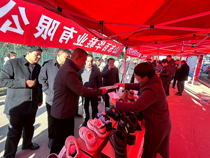 百華鞋業(yè)受邀參加“首屆中國諸葛亮杯若鯉大賽”暨名優(yōu)特產(chǎn)展覽會活動！