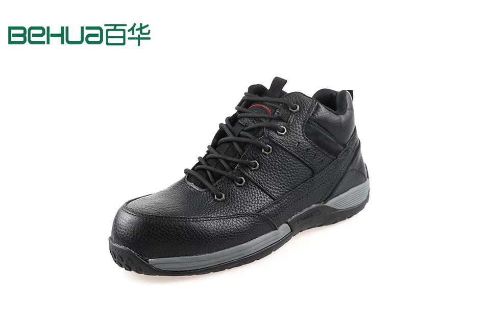 從事鐵路工作保護足部安全，選擇112款防砸防刺穿勞保鞋