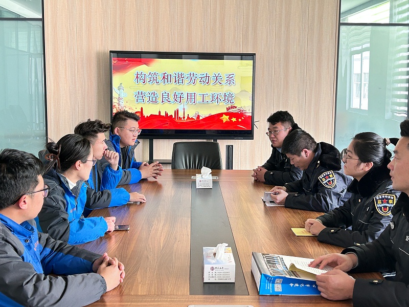 百華鞋業(yè)開展“構(gòu)筑和諧勞動關(guān)系，營造良好用工環(huán)境”宣傳