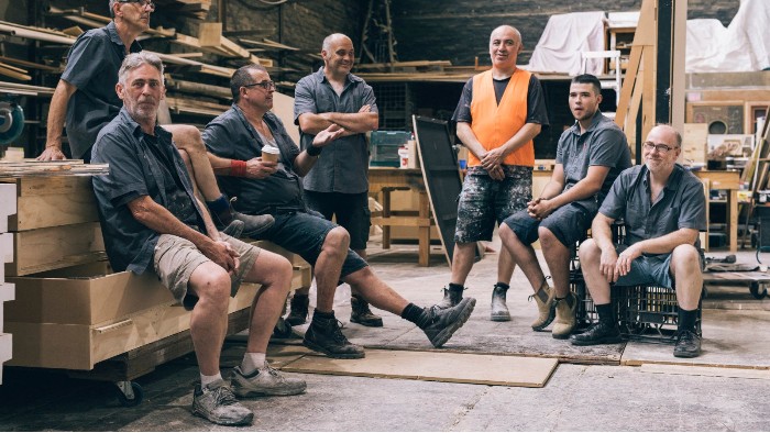 建筑工地事故發(fā)生前，百華安全鞋為工作者做好足部安全防護(hù)！