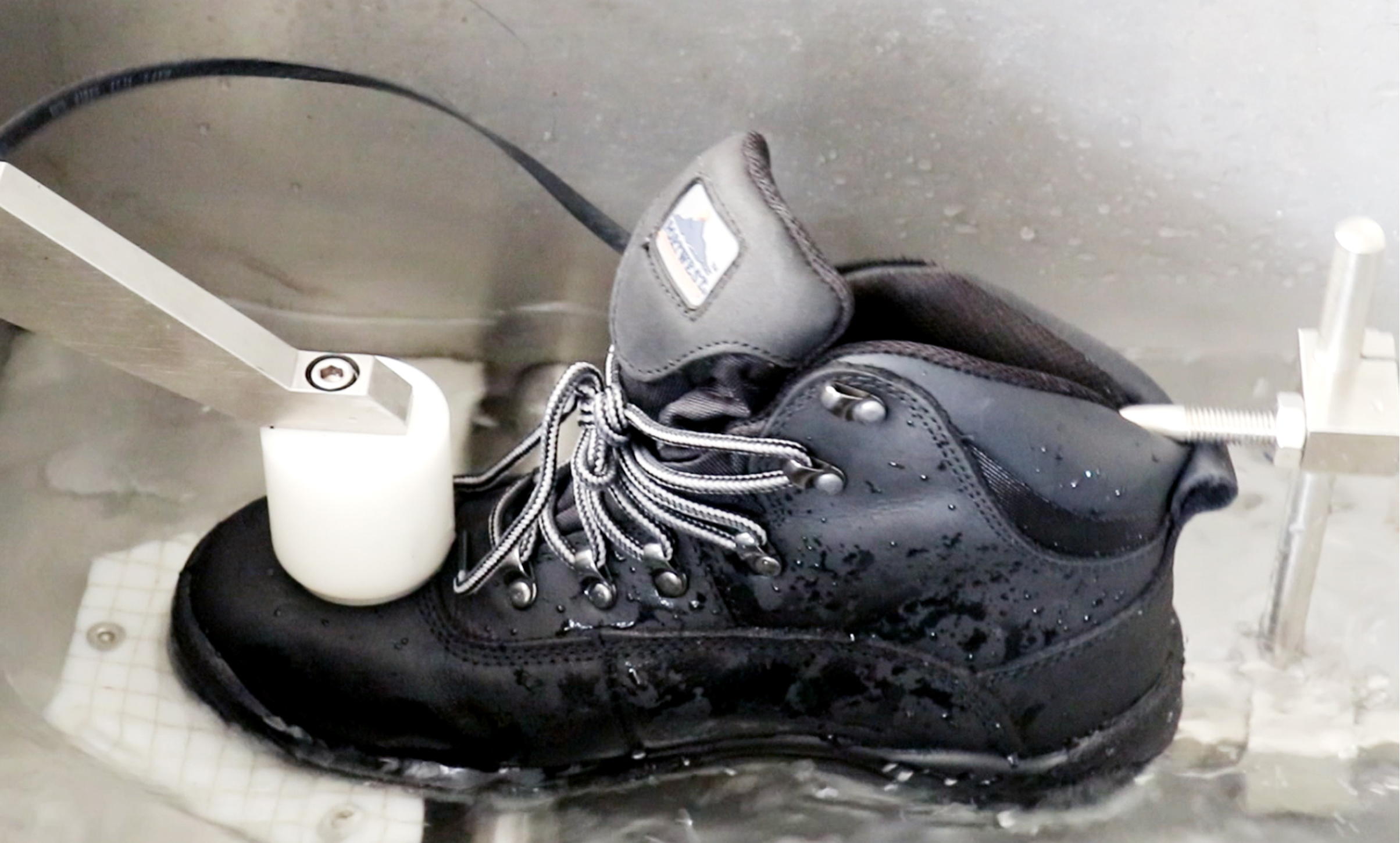 百華勞保|聽(tīng)廠家聊聊如何檢測(cè)防水勞保鞋？